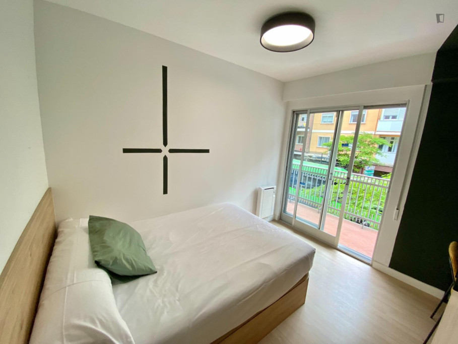 Double bedroom with a balcony, in Vista Alegre - Madrid - chambre - ImmoJeune