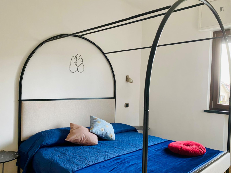 Double bedroom, with private bathroom, in 4-bedroom apartment - Milan - chambre - ImmoJeune