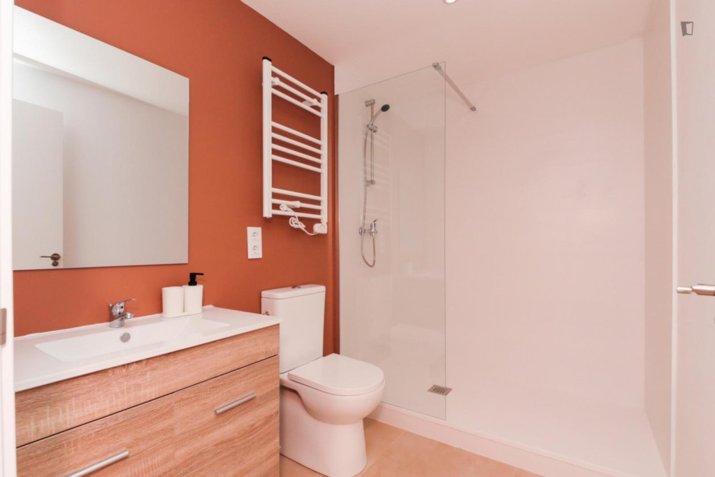 Attractive single bedroom with balcony - Tarragona - chambre - ImmoJeune