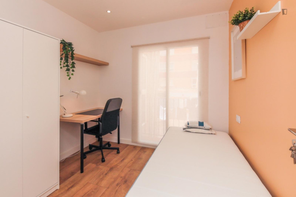 Great looking single bedroom in a property with balcony - Tarragona - chambre - ImmoJeune
