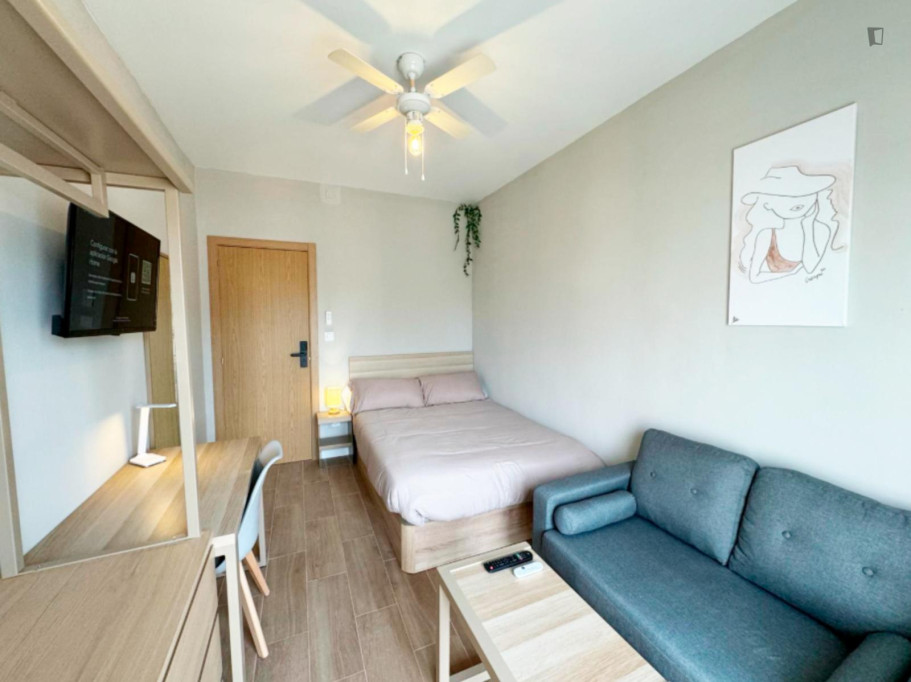 Brilliant Double Bedroom with a Balcony close to Del Tossal Park - Alicante - chambre - ImmoJeune