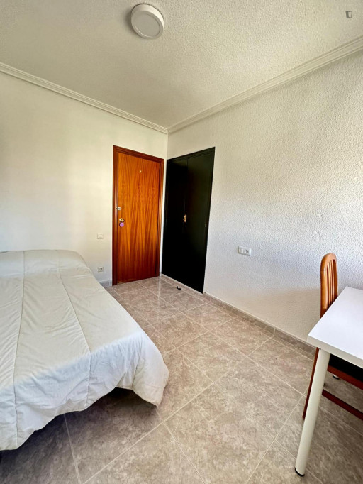 Nice single room in a 5 bedroom apartment - Alicante - chambre - ImmoJeune