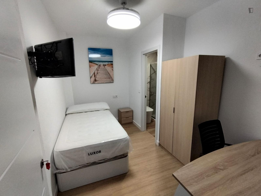 Thrilling Single Bedroom with a private bathroom close to University Católica San Antonio de Murcia - Murcia - chambre - ImmoJeune
