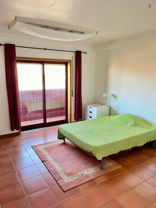 Delightful Double Bedroom with a Balcony close to Aveiro University - Aveiro - chambre - ImmoJeune