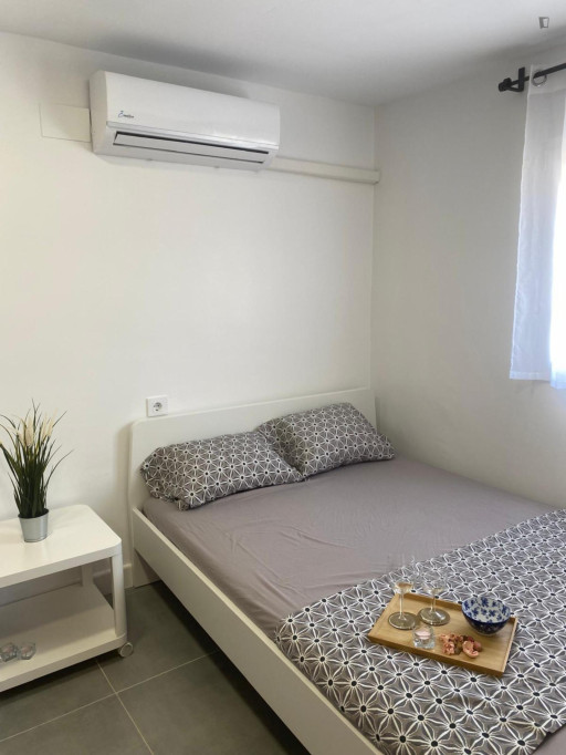Cozy studio with double bed and shared terrace in a peaceful area - Almeria - chambre - ImmoJeune