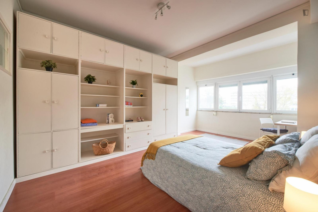 Large double bedroom near Quinta das Conchas - Lisbonne - chambre - ImmoJeune