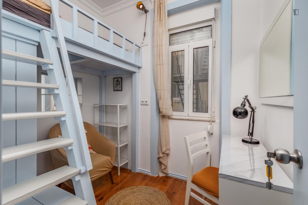 Bedroom in sunny,big apartment 2m walk to El Corte Ingles,prime Lisbon location - Lisbonne - chambre - ImmoJeune