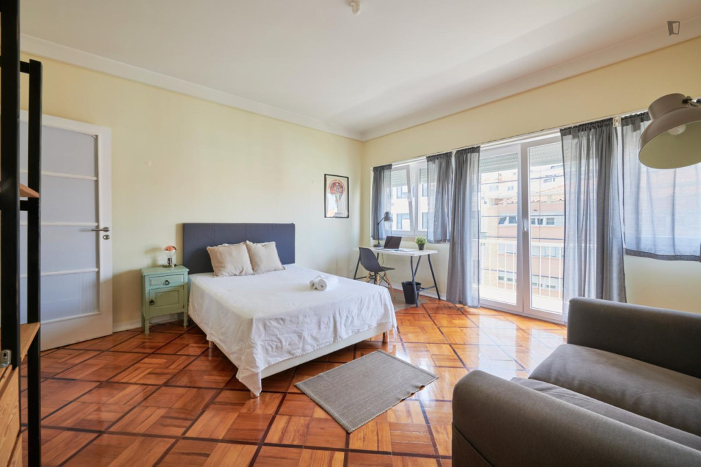 Double bedroom, with balcony, in 6-bedroom apartment - Lisbonne - chambre - ImmoJeune