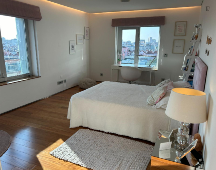 Shining Double Bedroom ensuite in apartment at luxury condo with pool and gym - Lisbonne - chambre - ImmoJeune