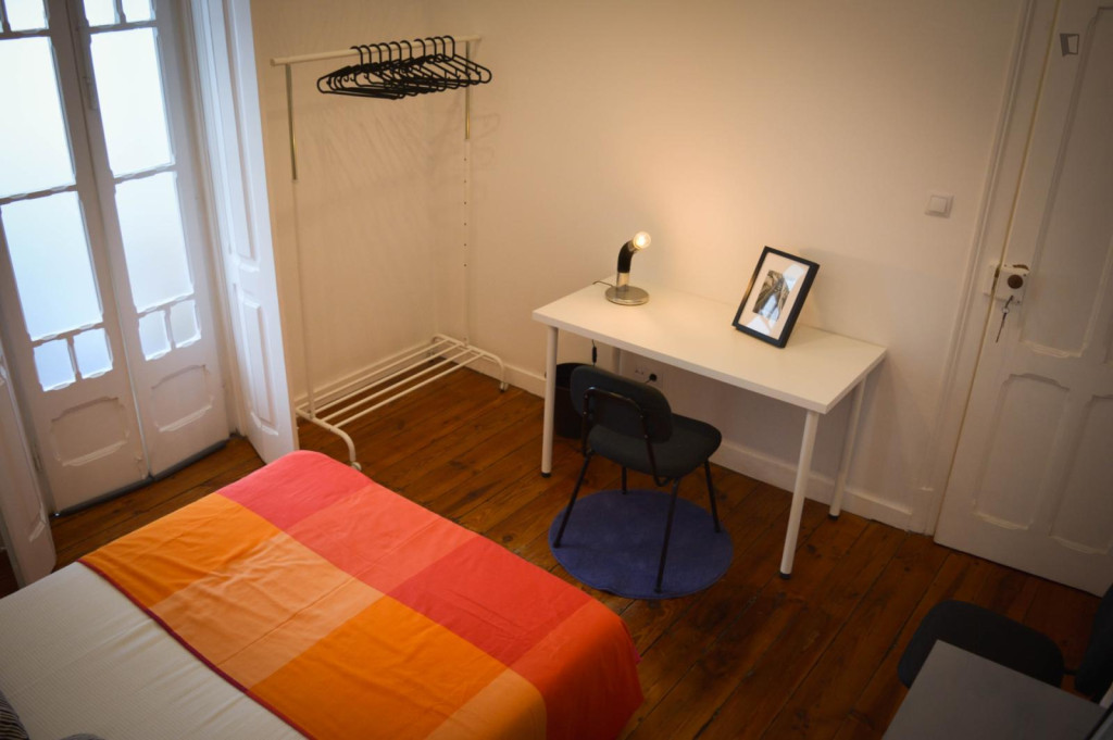 Bright double bedroom in a 4-bedroom flat - Lisbonne - chambre - ImmoJeune