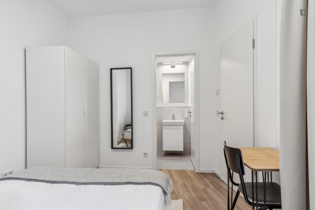 Bright double bedroom in the close vicinity of Leipzig's central train station