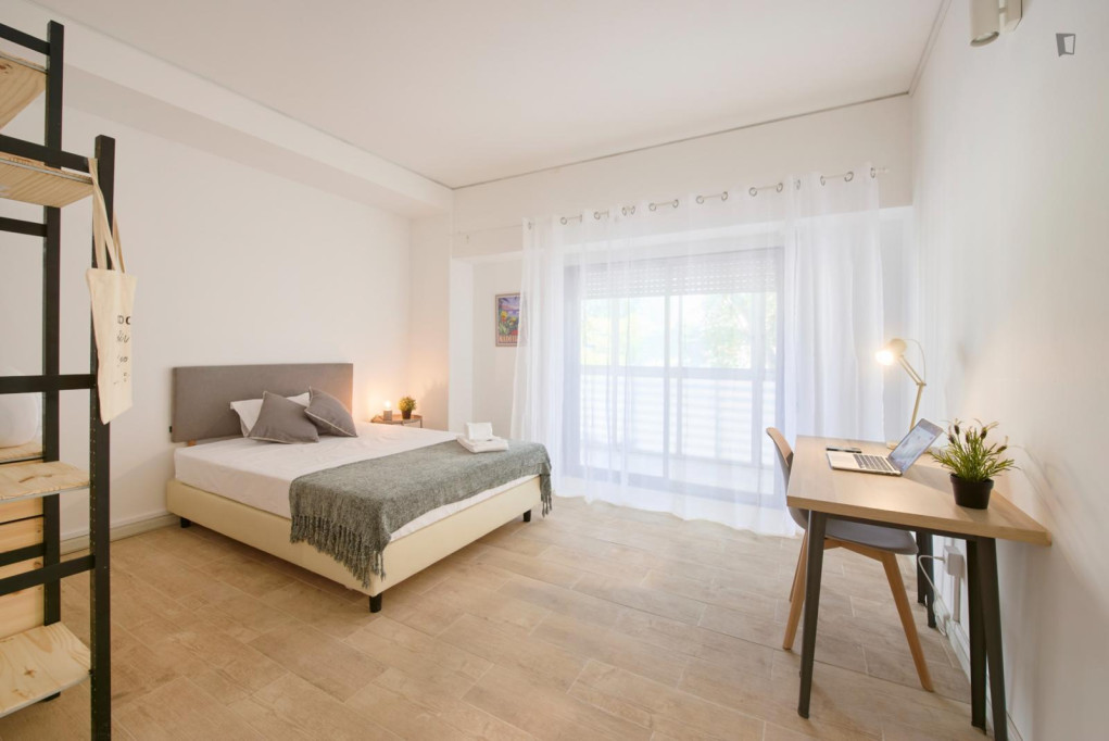 Large double bedroom with a balcony, in Arroios - Lisbonne - chambre - ImmoJeune