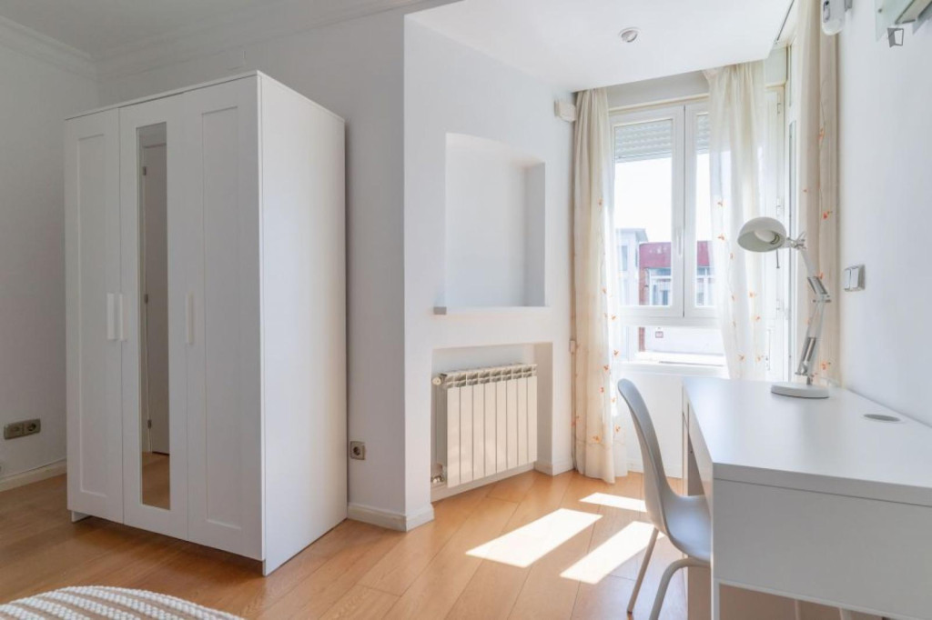 Sunny double bedroom near the Canillas metro - Madrid - chambre - ImmoJeune