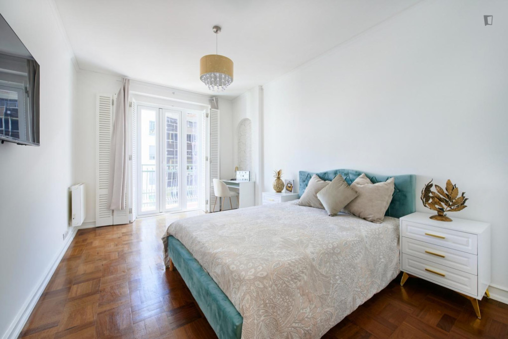 Large Attractive single bedroom with balcony - Lisbonne - chambre - ImmoJeune
