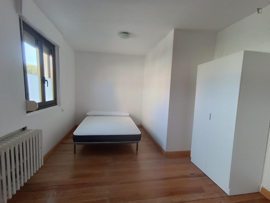 Very nice double bedroom close to the Ciudadela de Pamplona - Pamplona - chambre - ImmoJeune
