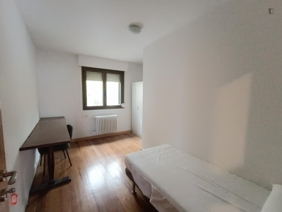 Enjoyable single bedroom near Parque de la Media Luna - Pamplona - chambre - ImmoJeune
