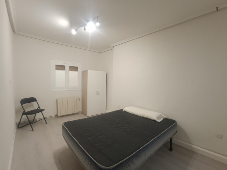 Comfortable single bedroom in the charming Casco Viejo neighbourhood  - Pamplona - chambre - ImmoJeune