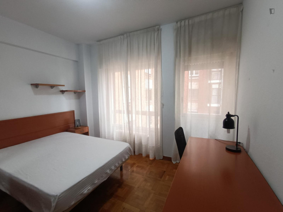 Bright single bedroom in a shared flat near the campus of University of Navarra  - Pamplona - chambre - ImmoJeune