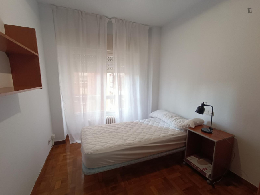 Pleasant single bedroom close to the Universidad de Navarra - Pamplona - chambre - ImmoJeune