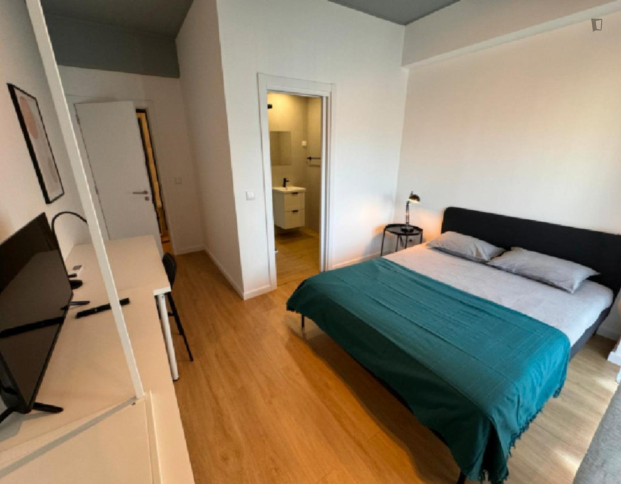 Gorgeous Double Bedroom with a Private Bathroom close to Bonfim Park - Setubal - chambre - ImmoJeune