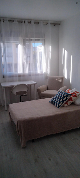 Powerful 4 Bedroom Apartment close to Alfornelos Metro - Lisbonne - chambre - ImmoJeune