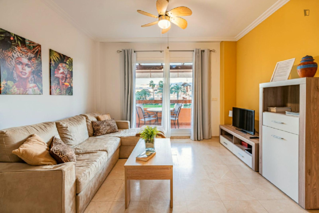 Irresistible 2 Bedroom Apartment with a Balcony close to las Piedras de la Paloma Beach - Marbella - chambre - ImmoJeune