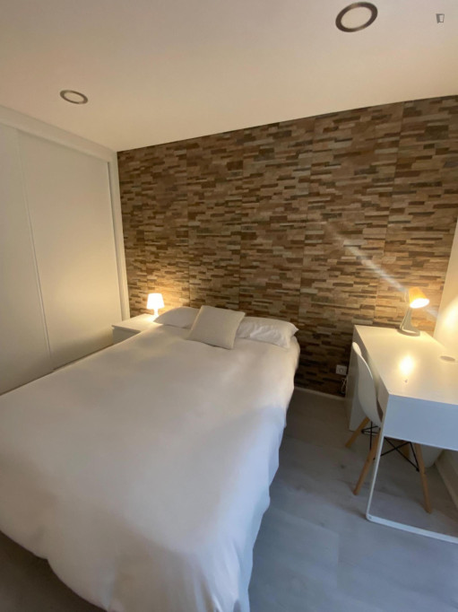 Nice bedroom next to Coimbra train station - Coimbra - chambre - ImmoJeune