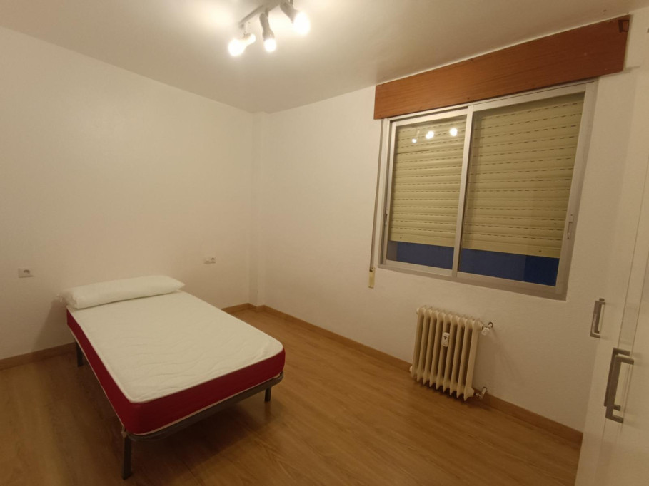 Cosy single bedroom in the vicinity of the Universidad Navarra - Pamplona - chambre - ImmoJeune