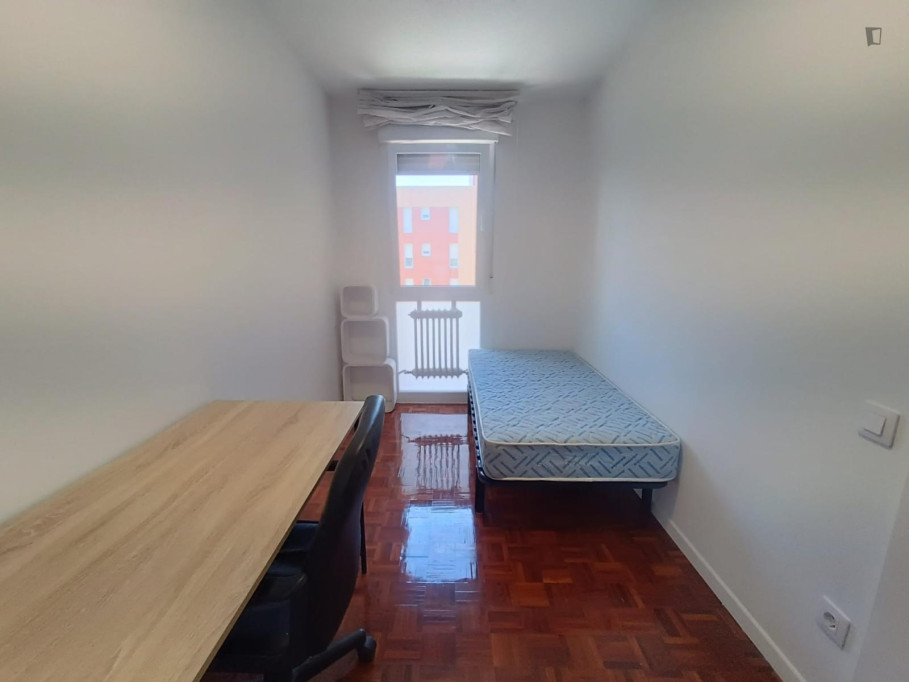 Bright single bedroom in a shared flat in Ermitagaña-Mendebaldea - Pamplona - chambre - ImmoJeune