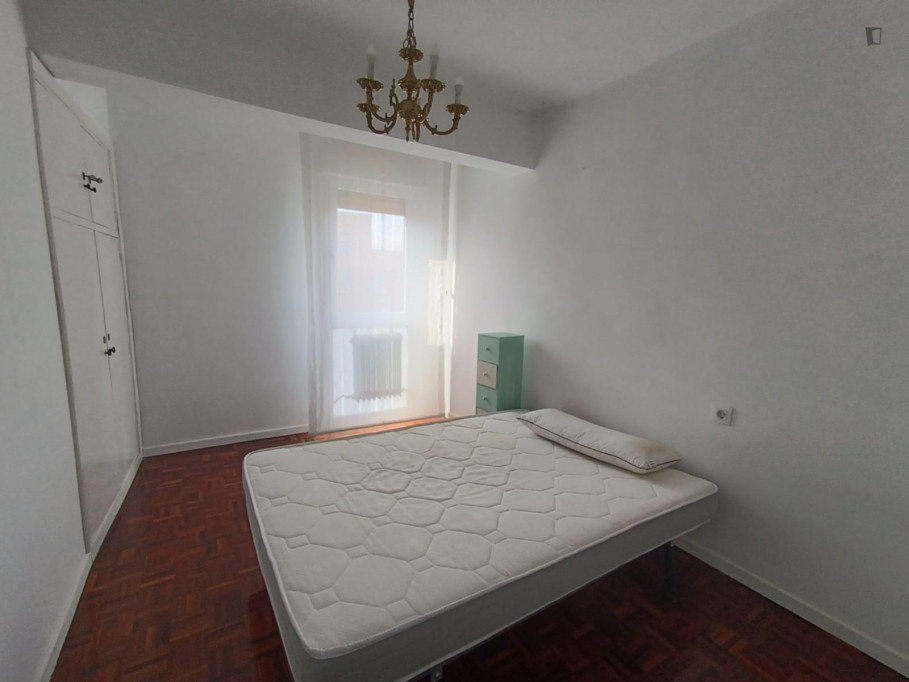 Cosy single bedroom in a shared flat in Ermitagaña-Mendebaldea - Pamplona - chambre - ImmoJeune