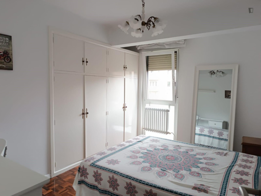 Charming double bedroom in shared flat in Ermitagaña-Mendebaldea