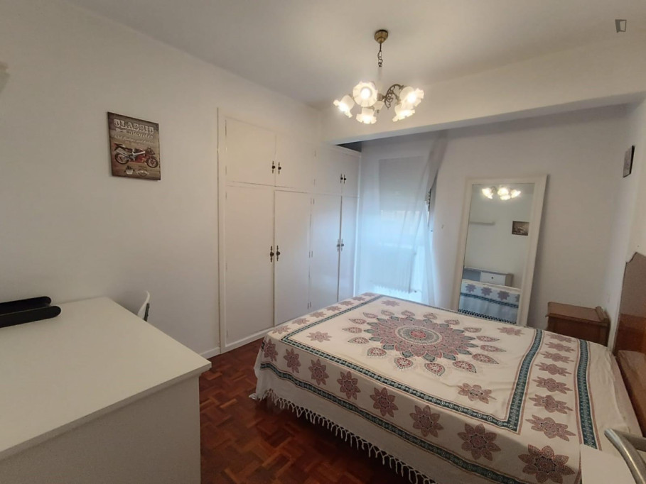Charming double bedroom in shared flat in Ermitagaña-Mendebaldea