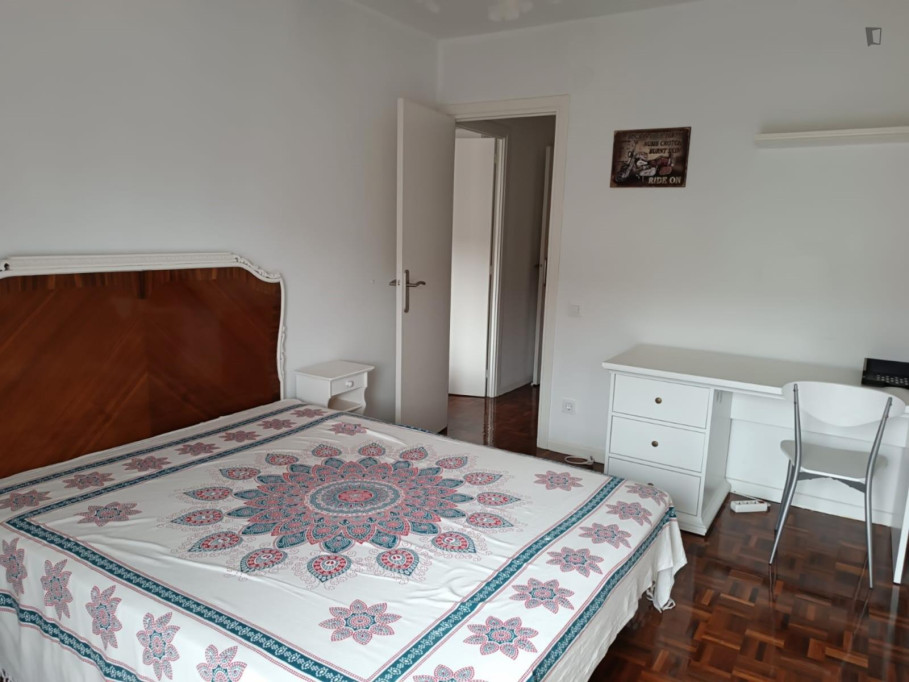 Charming double bedroom in shared flat in Ermitagaña-Mendebaldea