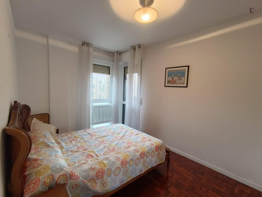 Bright double bedroom in shared flat in Ermitagaña-Mendebaldea - Pamplona - chambre - ImmoJeune