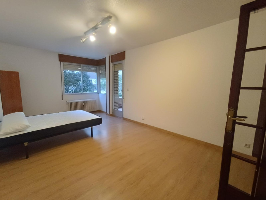 Bright double bedroom in a shared flat in the vibrant Iturrama neighbourhood - Pamplona - chambre - ImmoJeune