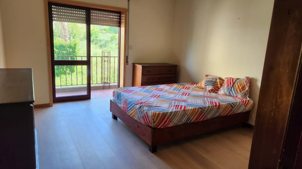 Spacious and welcoming bedroom in the heart of Braga