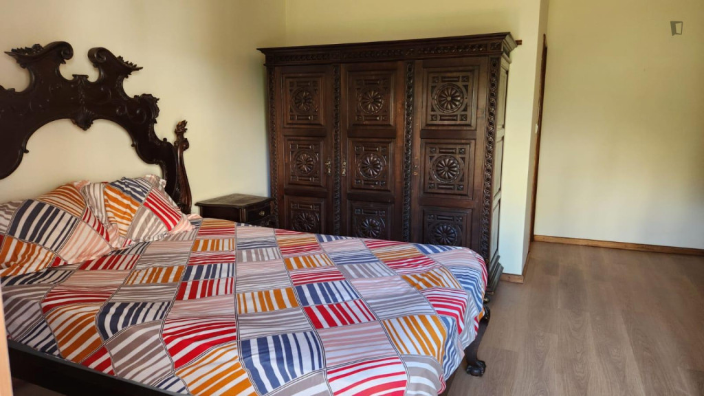 Spacious and welcoming bedroom in the heart of Braga