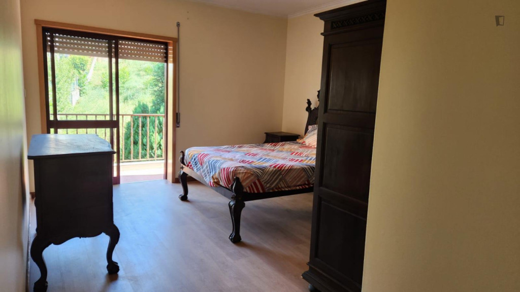 Spacious and welcoming bedroom in the heart of Braga
