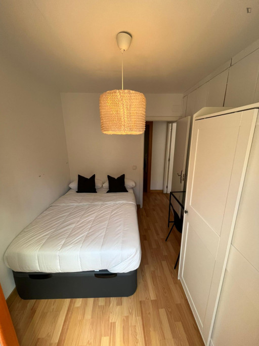 Cozy bedroom in a four bedroom apartment - Madrid - chambre - ImmoJeune