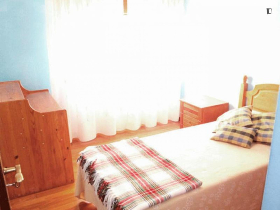 Cozy single bedroom in apartment in a quiet neighbourhood well connected to the city center - Vigo - chambre - ImmoJeune