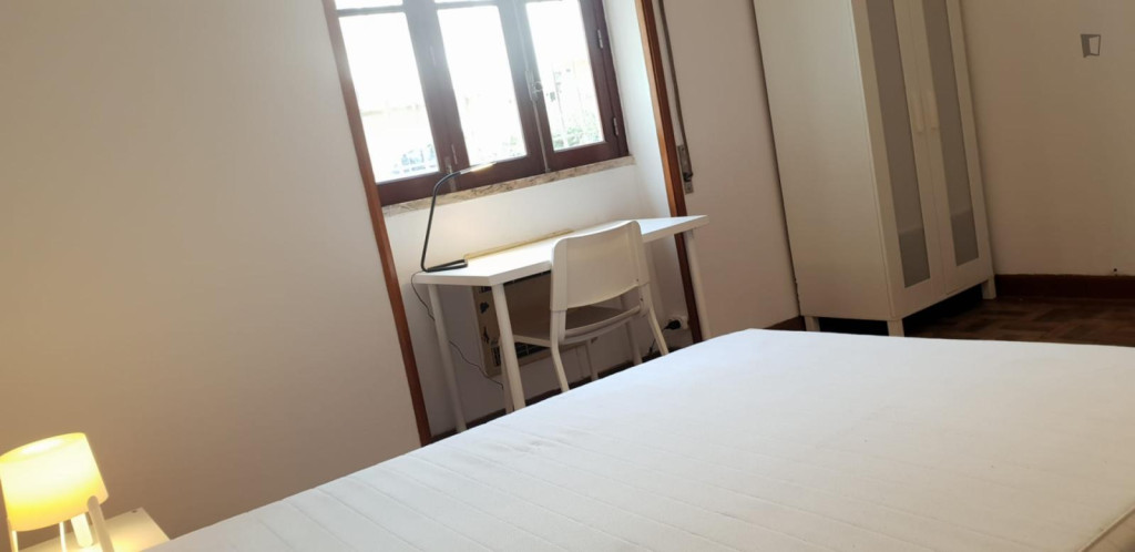 Bright double bedroom in a 5-bedroom flat - Coimbra - chambre - ImmoJeune