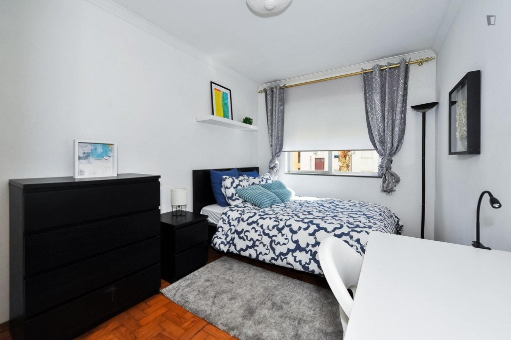 Bright double bedroom next to Pragal train station - Setubal - chambre - ImmoJeune