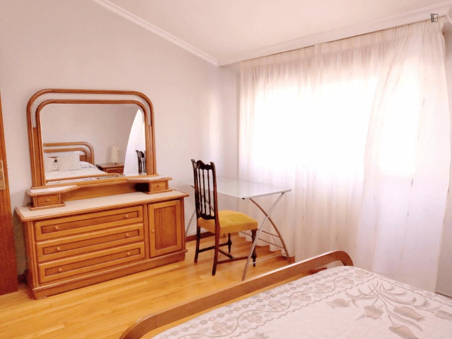 Spacious double bedroom in apartment with outdoor area well connected to Vigo city center - Vigo - chambre - ImmoJeune