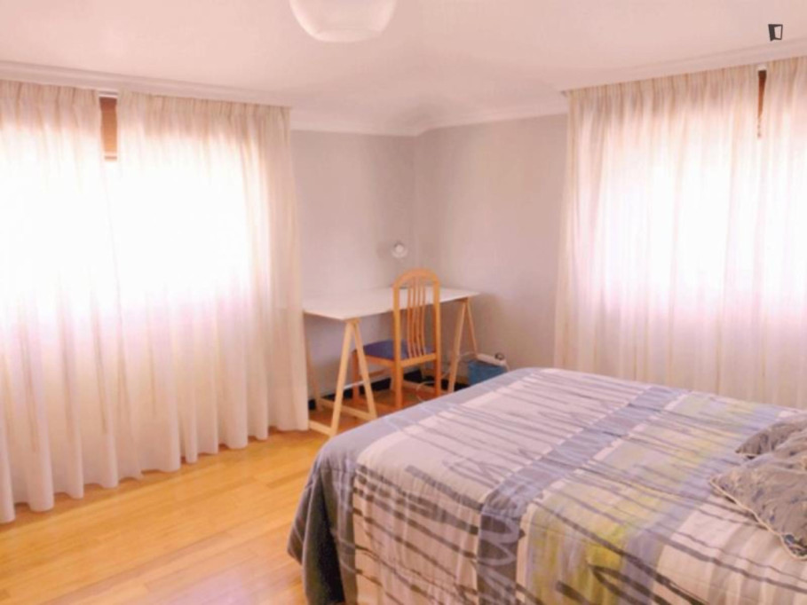 Bright double bedroom in fully furnished apartment well connected to Universidad de Vigo - Vigo - chambre - ImmoJeune