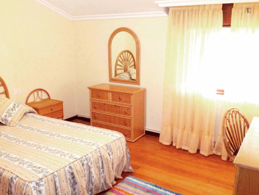 Comfortable double bedroom in quiet neighbourhood well connected to Universidad de Vigo - Vigo - chambre - ImmoJeune