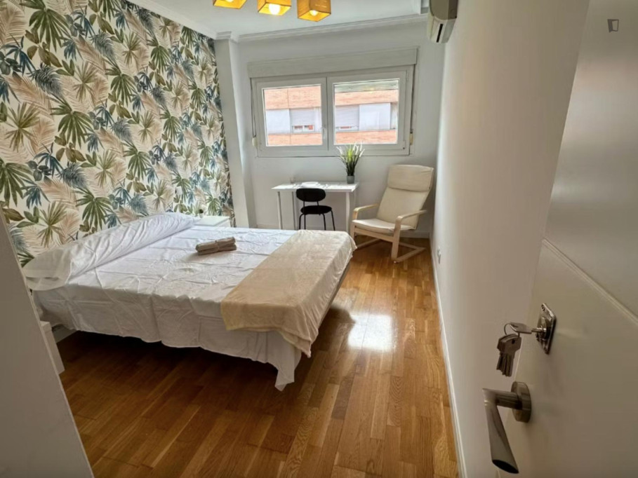 Bright double bedroom in fully furnished apartment in vibrant Tetuán - Madrid - chambre - ImmoJeune