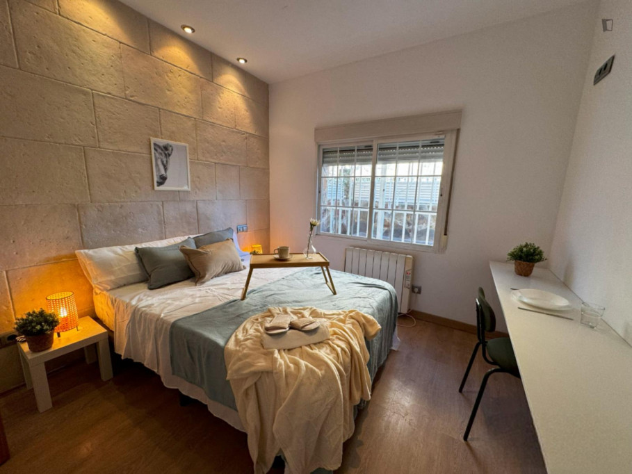 Spacious double bedroom well connected to the city center of Madrid - Madrid - chambre - ImmoJeune