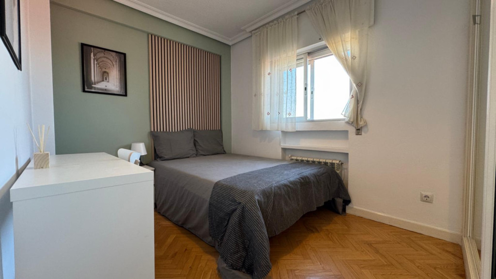Comfortable double bedroom close to Canillas metro station - Madrid - chambre - ImmoJeune