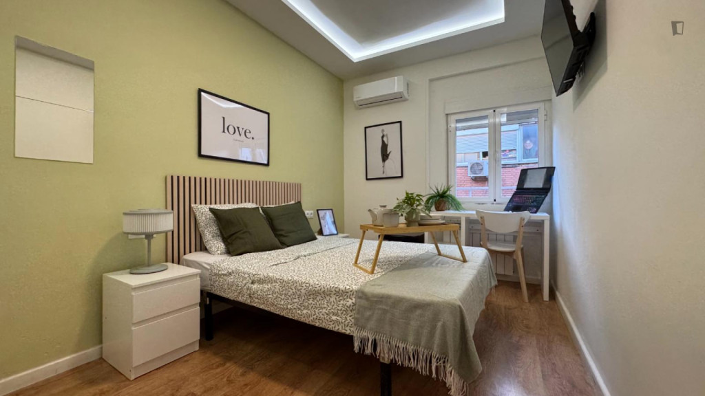 Comfortable double bedroom close to Cuatro Caminos metro station - Madrid - chambre - ImmoJeune