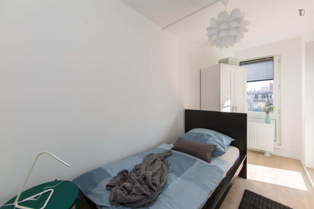 Cool single bedroom in a 4-bedroom apartment near S+U Neukölln transport station - Berlin - chambre - ImmoJeune